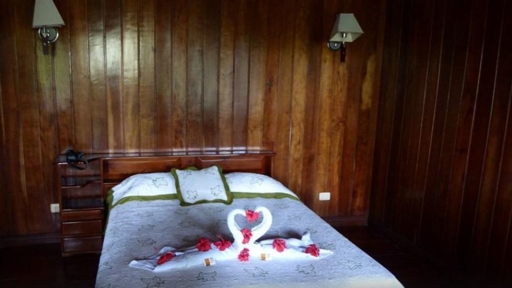 Miss Junies Lodge Тортугеро Екстериор снимка
